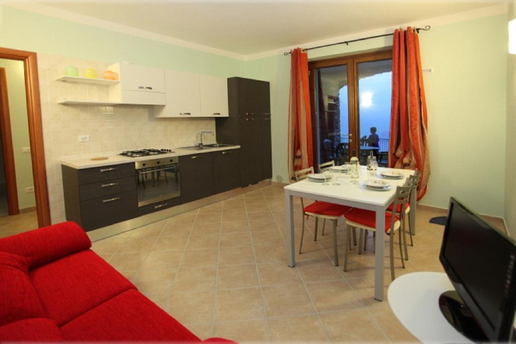 La Casa Di Pericle Aparthotel Brenzone sul Garda Room photo